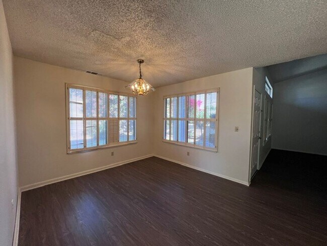 Building Photo - Nice pocket home with two fireplaces. Gardening service is included.