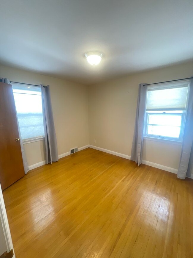 Building Photo - SHORT TERM LEASE TO MAY - 3 Bedroom, 2 Bat...