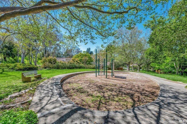 Building Photo - 16 Tudor Ct