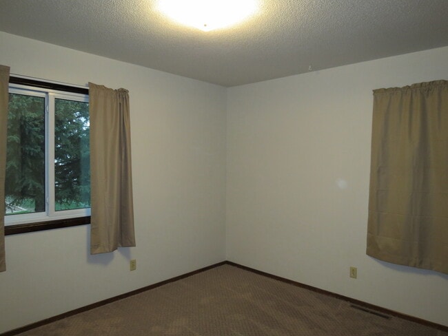 Building Photo - 3 BEDROOM | 2 BATH | SPACIOUS RAPID VALLEY...