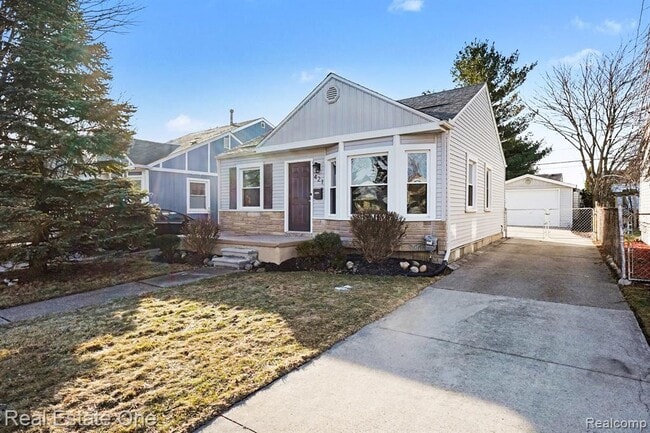 Building Photo - 421 W Kalama Ave