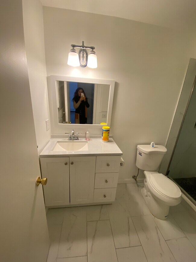 Building Photo - 719 E Walled Lake Dr