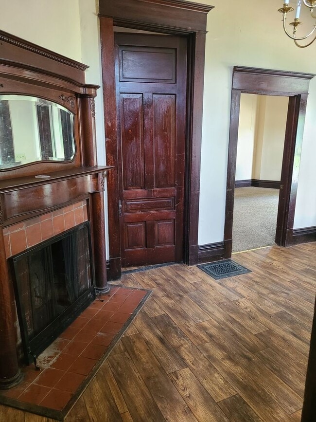 Building Photo - 5 Bed/ 2 bath house