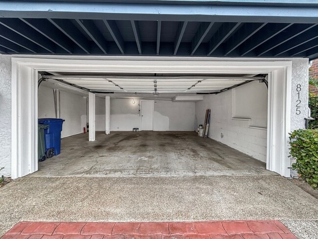 Building Photo - Spacious 3BD/2.5BA Townhouse in La Jolla W...