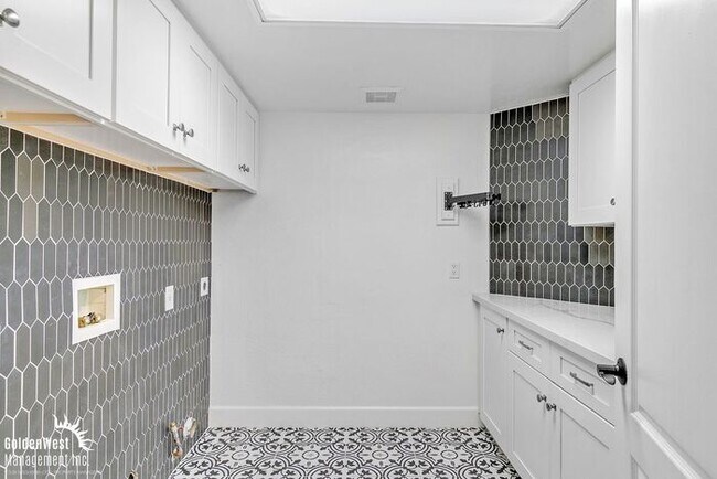 Building Photo - Modern 3bdm 3ba Home with Stylish Upgrades