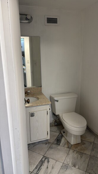 Building Photo - 3725 S Ocean Dr