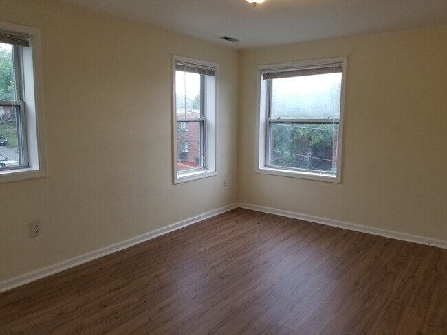 Building Photo - 3865 Halley Ter SE