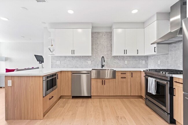 Primary Photo - 457 W Broadway