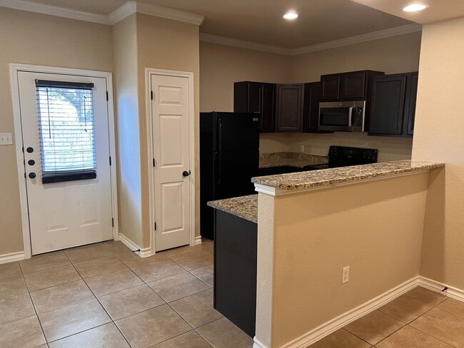 Building Photo - Luxury Townhome in Selma!