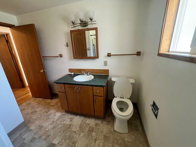 Building Photo - 3 Bedroom, 1 bath House in NW Corvallis of off Circle Blvd