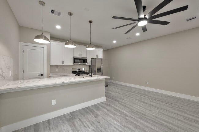 Building Photo - 7811 Sandra St