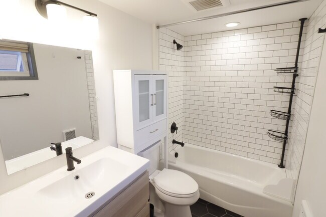Building Photo - Unique Tiny Home in Hiatus neighborhood cl...