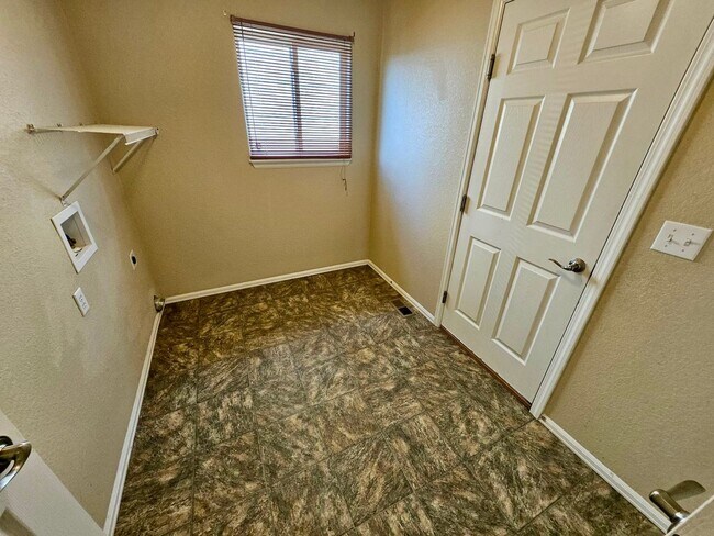 Building Photo - Beautiful 3 bedroom home available with mo...
