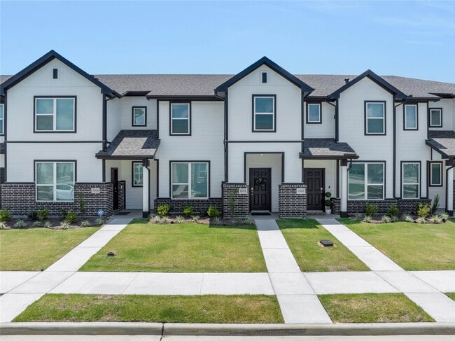 Building Photo - 11915 Carvalho Dr