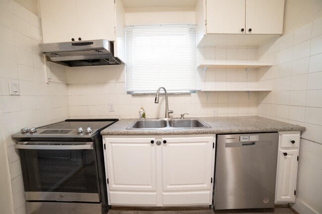 Building Photo - 1922 Wentworth St