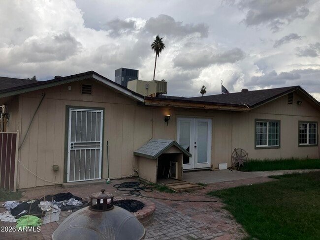 Building Photo - 7613 W Devonshire Ave