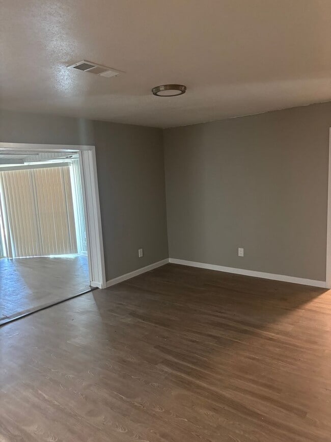 Building Photo - 1121 Woodcrest Dr