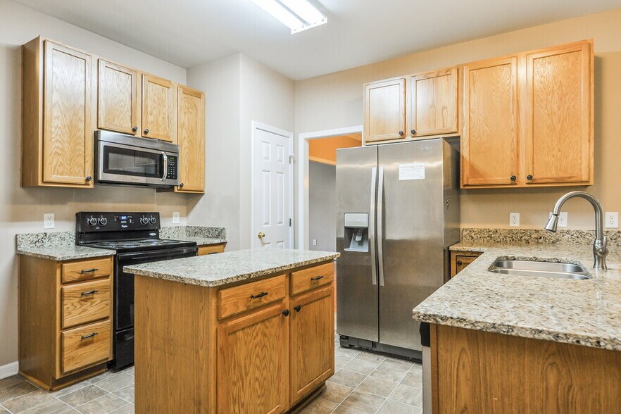 Building Photo - 136 Roan Dr