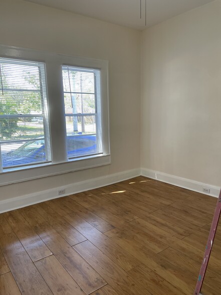 Middle room - 218 W Indiana Ave