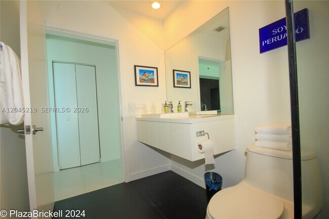 Building Photo - 950 Brickell Bay Dr