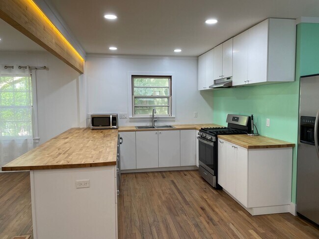 Building Photo - 2/1 Beach Bungalow in Biloxi