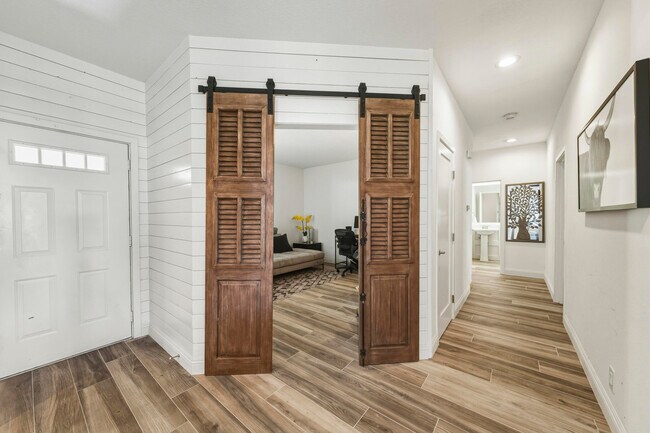 Building Photo - 289 Vista Royale Cir W