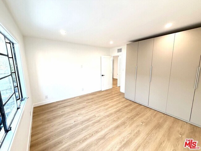 Building Photo - 8736 Holloway Dr