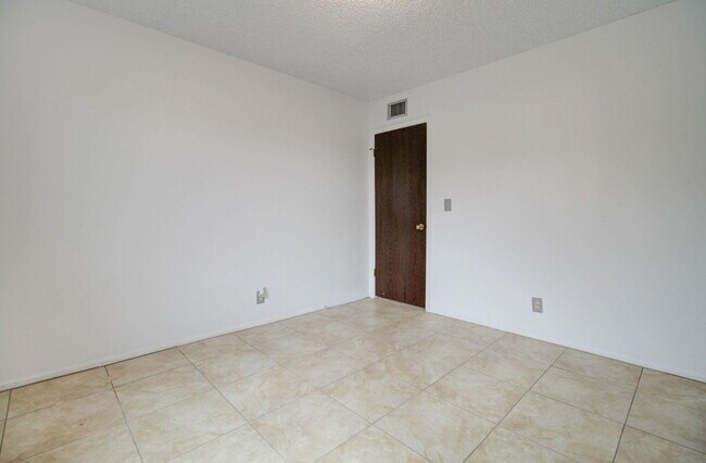 Building Photo - 154 E Juniper St