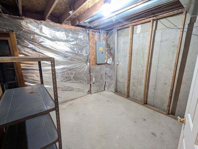 Building Photo - Townhome in *OAKDALE school district* ready for you now!