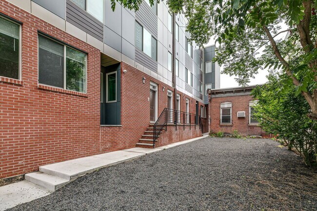 Building Photo - 1218 N 6th St