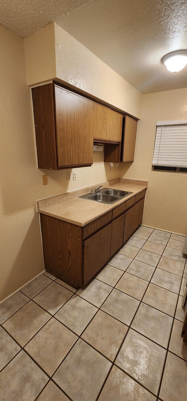 Building Photo - 2843 E 17th St