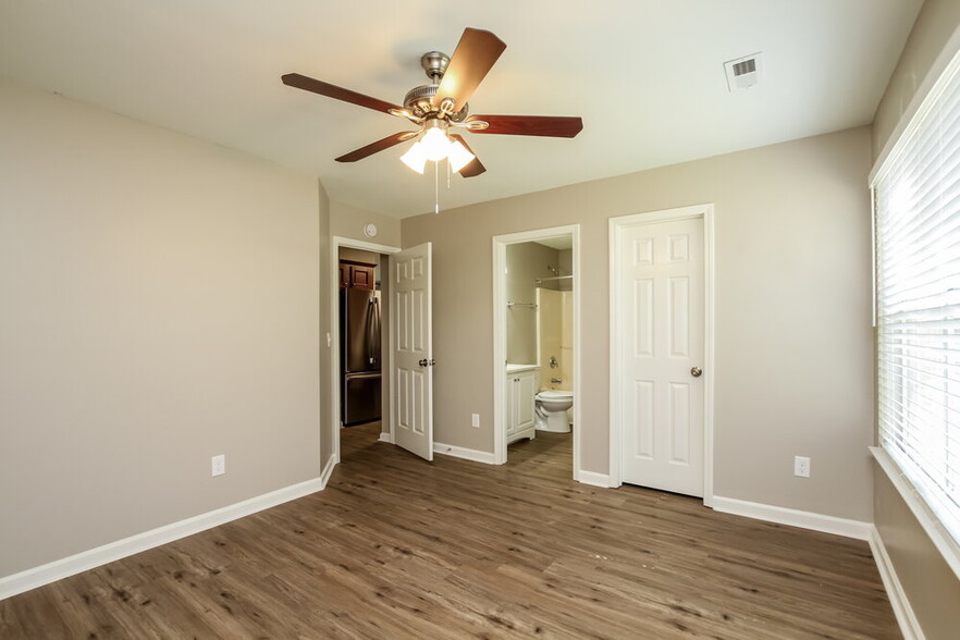 Building Photo - 1225 Larkspur Dr
