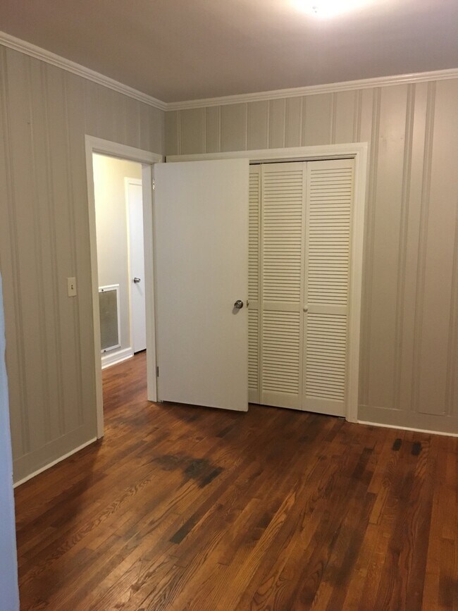 Building Photo - 3 bed room / 1 bath brick ranch in Pleasan...