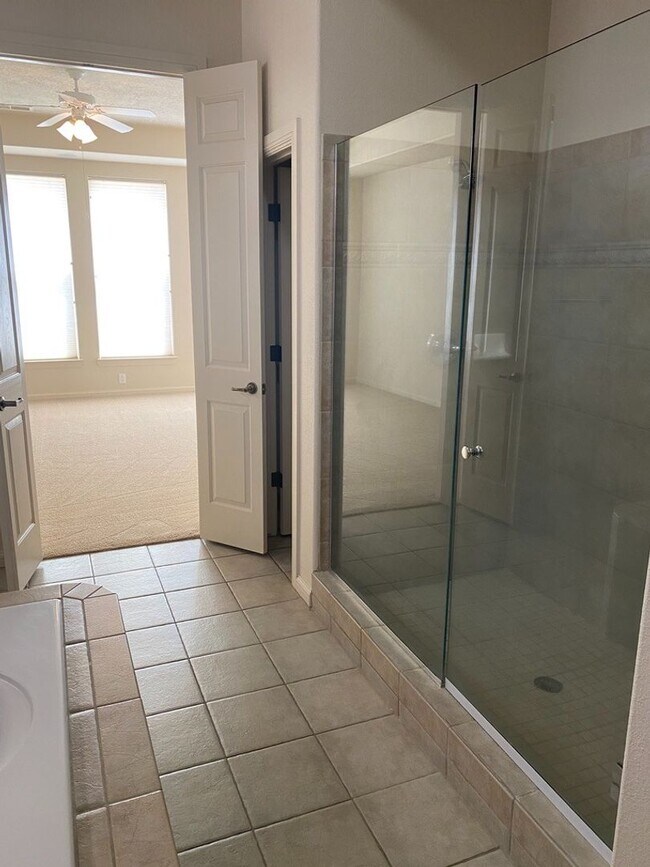 Building Photo - Beautiful 4 bedroom 3.75 bath in gated com...