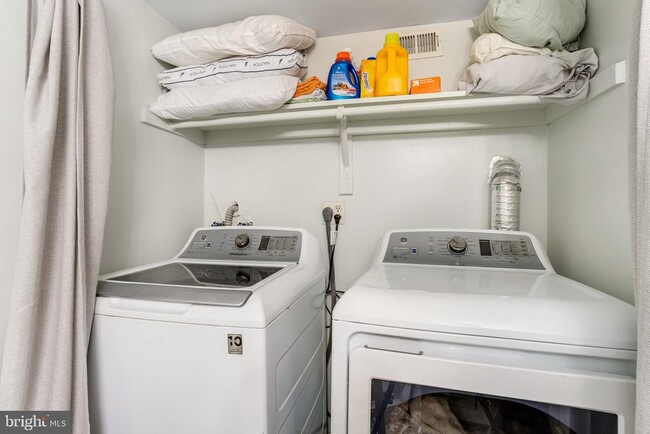 Building Photo - 2803 S Columbus St