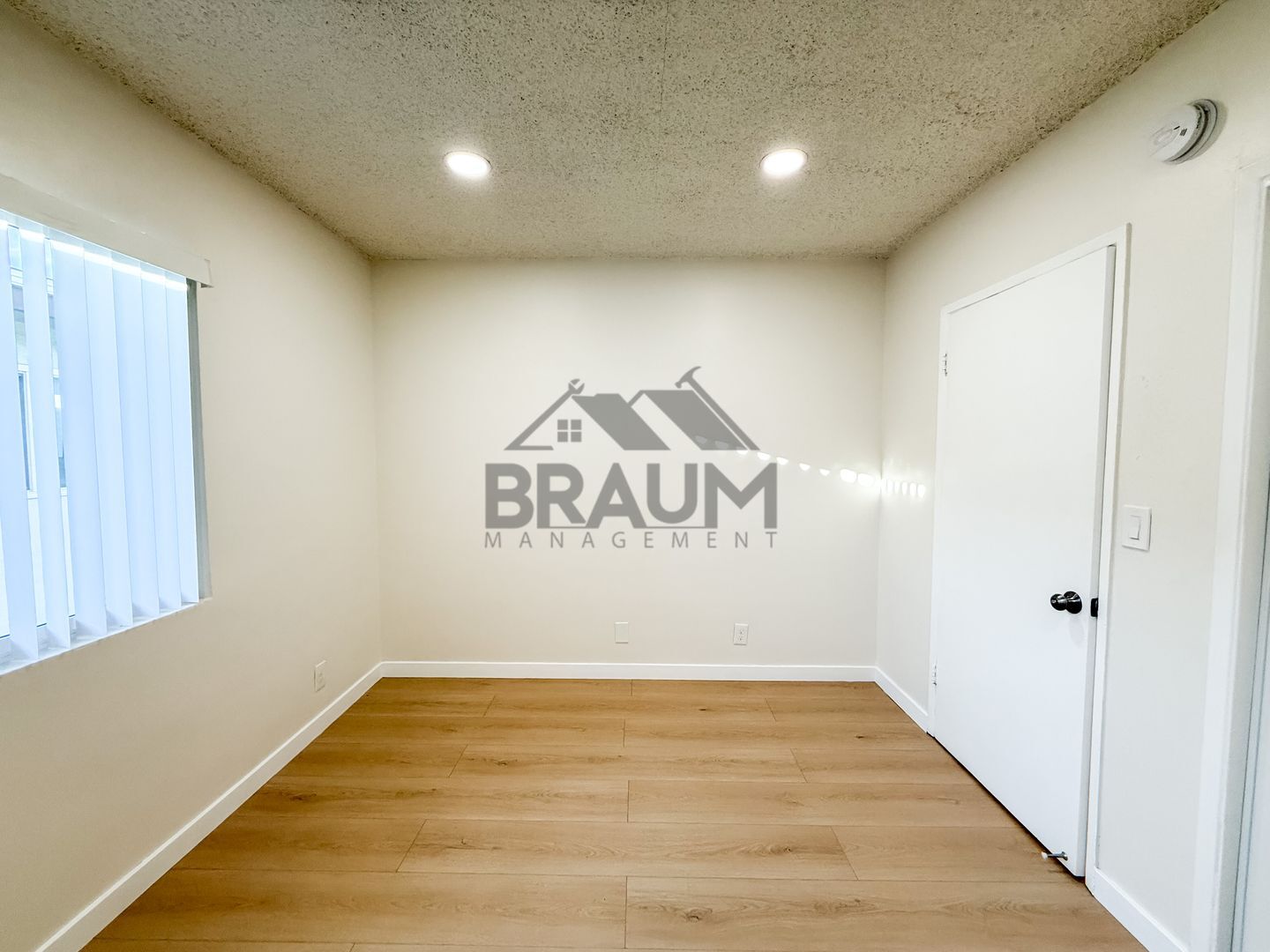 Building Photo - 13115 Oxnard St