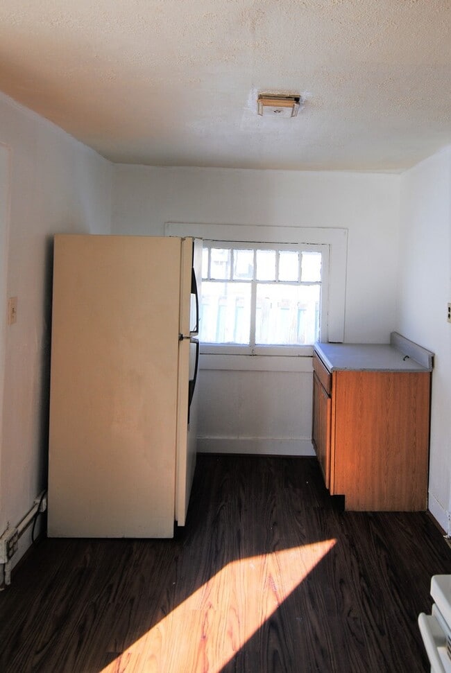 Building Photo - Rare 1 Bedroom House for Rent!