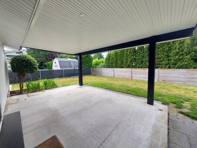 Building Photo - Amazing 3 bed 2 bath rambler full of custo...