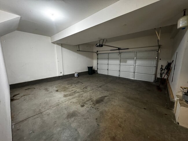 Building Photo - Murrieta 2 bedroom townhome with office fo...