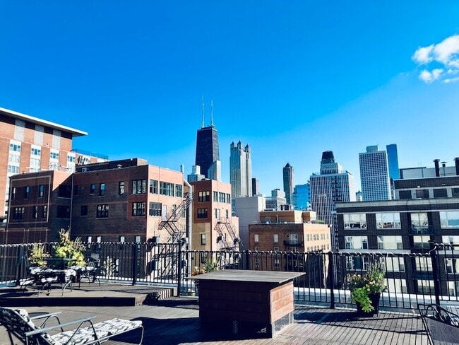 Building Photo - 1339 N Dearborn St