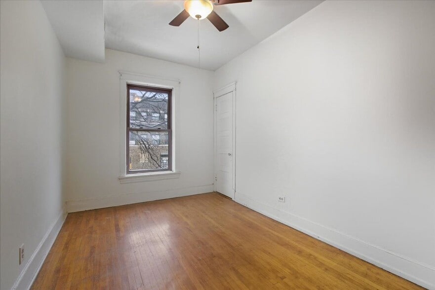 Building Photo - 4000 N Southport Ave