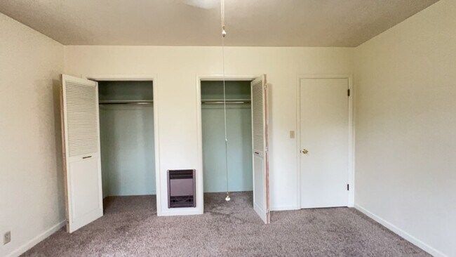 Building Photo - Large 4 Bedroom Orchards Home with private...