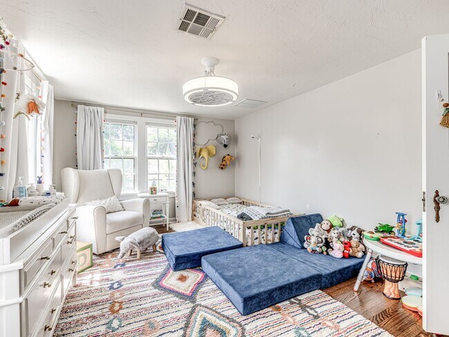Building Photo - Beautiful 3bedroom/2 bathroom/1 Car Garage...