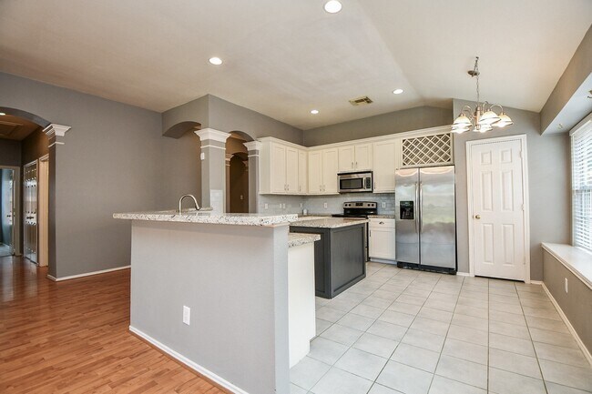 Building Photo - 4622 Forest Home Dr