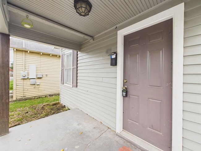 Building Photo - COMING SOON! 1 Bed, 1 Bath Cottage Near UL!