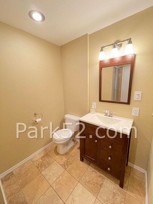 Building Photo - 4 Bedroom Single Family Home