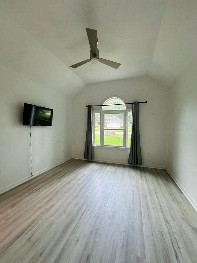Building Photo - 103 Meadow Creek Dr