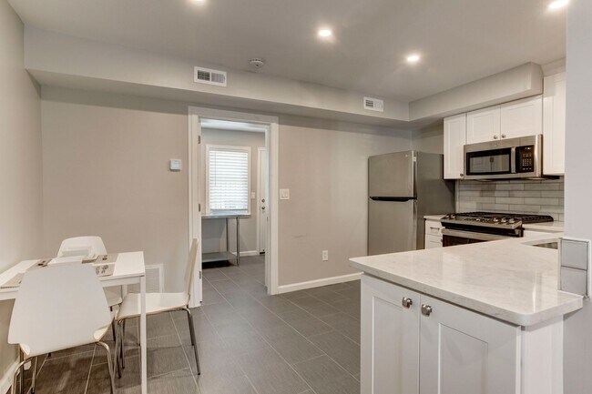 Building Photo - Trinidad Rowhome | 2 Bed | 1 Bath | 800 Sf | Large Fenced-In Front Porch & Fenced-in Backyard | 2...