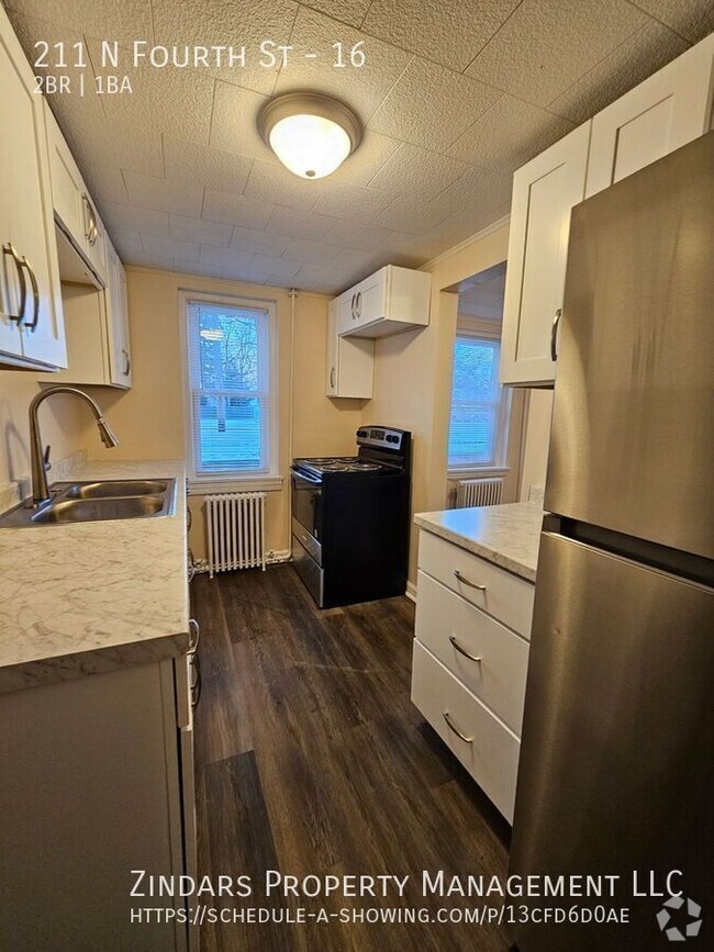 Building Photo - Newly Renovated 2 bed 1 bath Apartment in ...