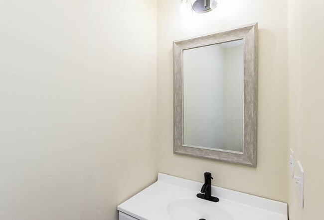 Building Photo - 2-Bedroom Home with Flexible Bonus Room Near Downtown Columbus